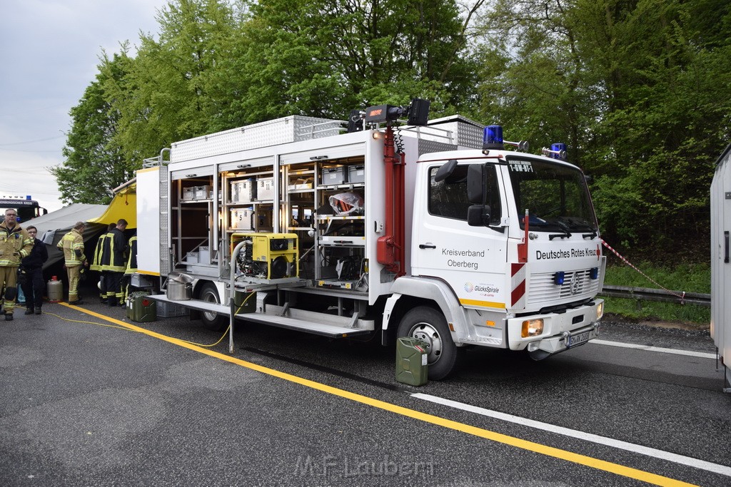 VU Gefahrgut LKW umgestuerzt A 4 Rich Koeln Hoehe AS Gummersbach P142.JPG - Miklos Laubert